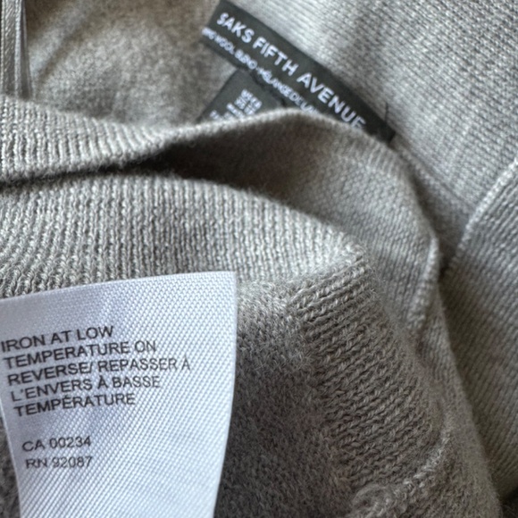Saks  Fifth Avenue sweater - Picture 9 of 12
